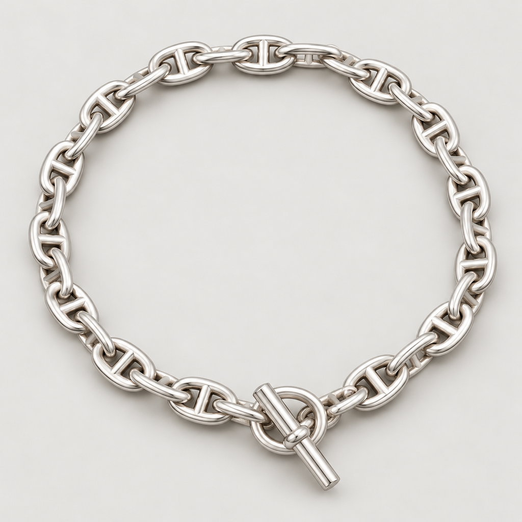 Ice06 Anchor Chain Necklaceの全体。シルバーカラーの中央バー入りアンカーリンク、楕円連結環、円形トグルとTバー