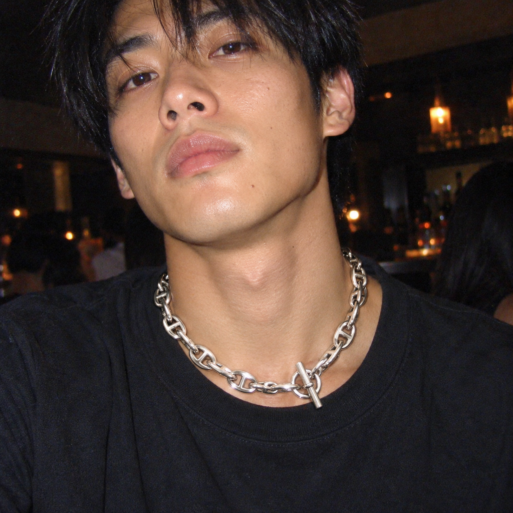 Ice06 Anchor Chain NecklaceのY2Kデジカメ風着用イメージ。アジア系男性を夜の室内でフラッシュ撮影