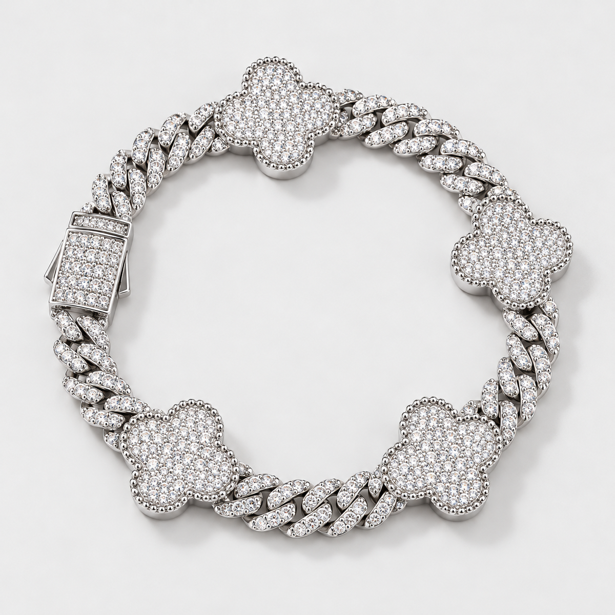 Ice07 Luxury Clover Chain Braceletの全体。シルバーカラーのCZパヴェ四つ葉クローバー4個、キューバンリンク、角型クラスプ