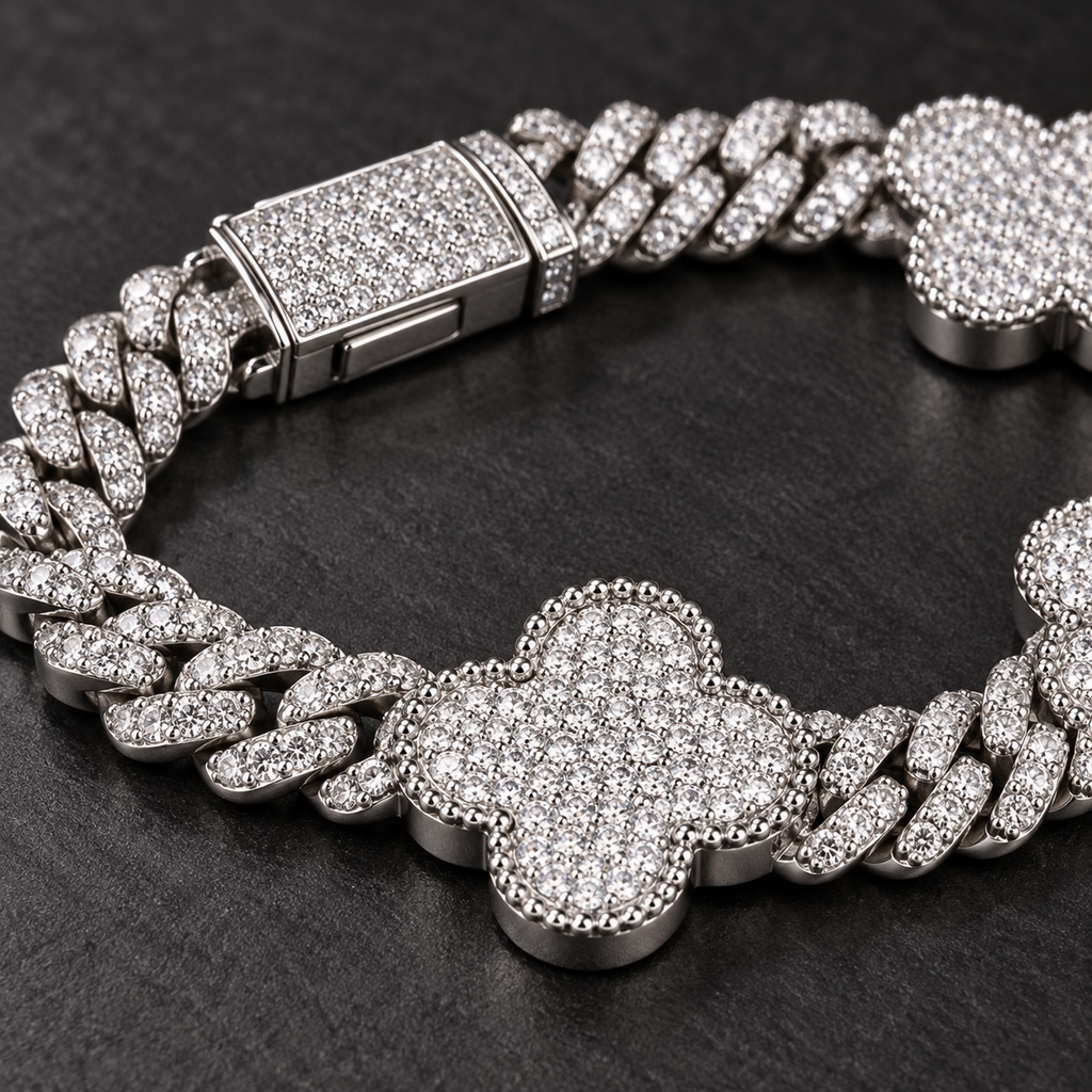Ice07 Luxury Clover Chain Braceletの細部。ビーズ縁のCZパヴェ四つ葉クローバー、キューバンリンク、角型クラスプを拡大撮影