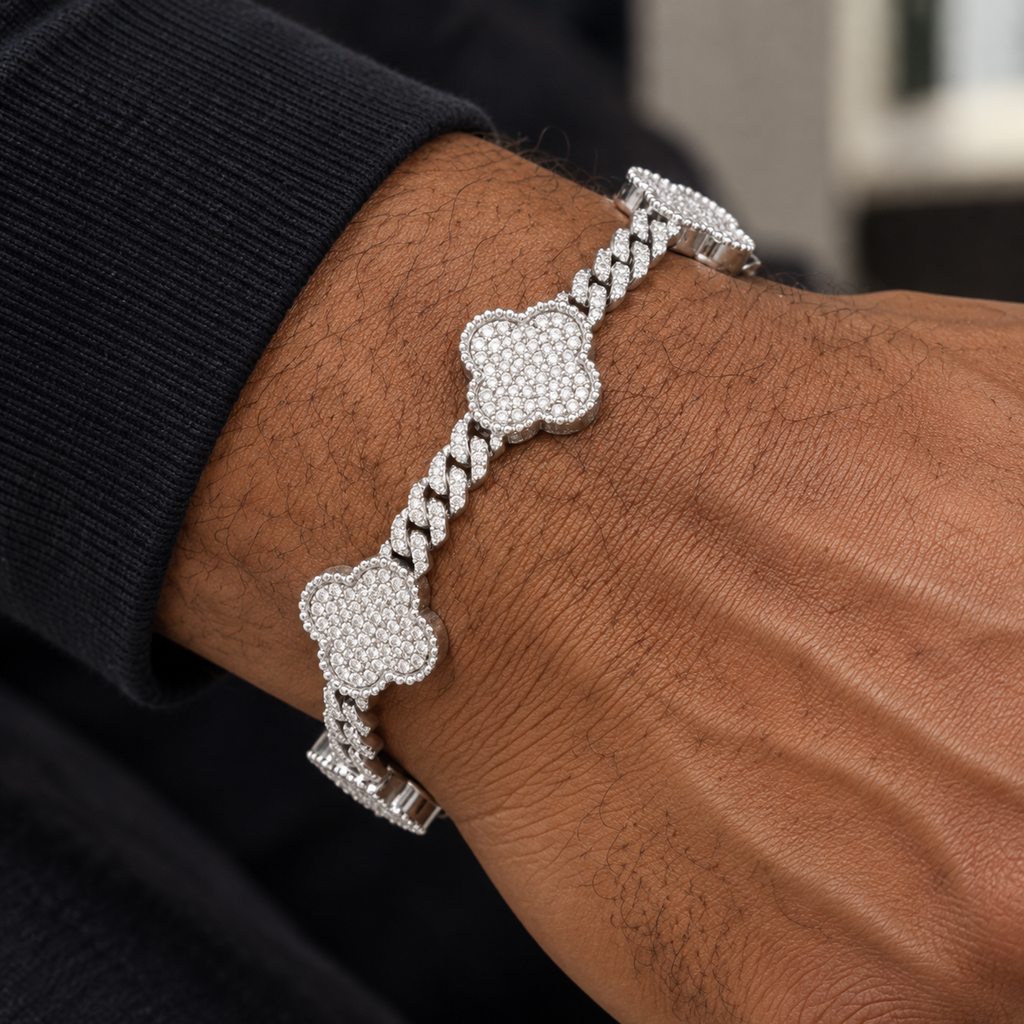 Ice07 Luxury Clover Chain Braceletの着用イメージ。黒人男性の手首にシルバーカラーのクローバーブレスレット