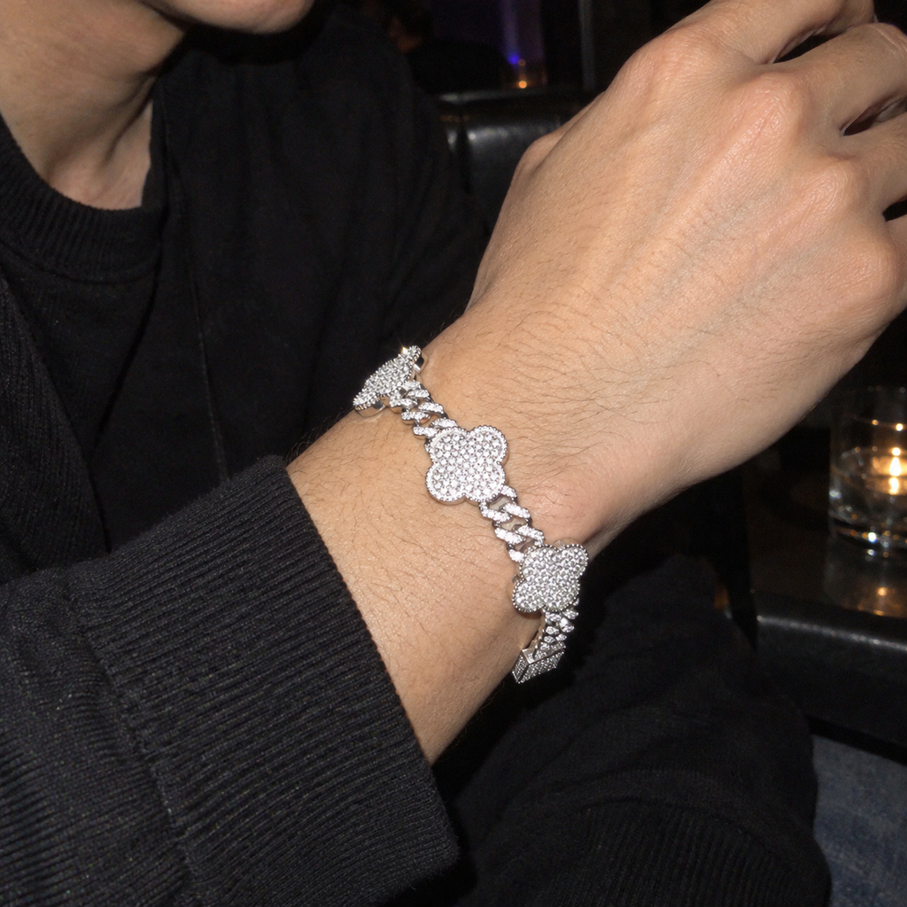 Ice07 Luxury Clover Chain BraceletのY2Kデジカメ風着用イメージ。アジア系男性を夜の室内でフラッシュ撮影