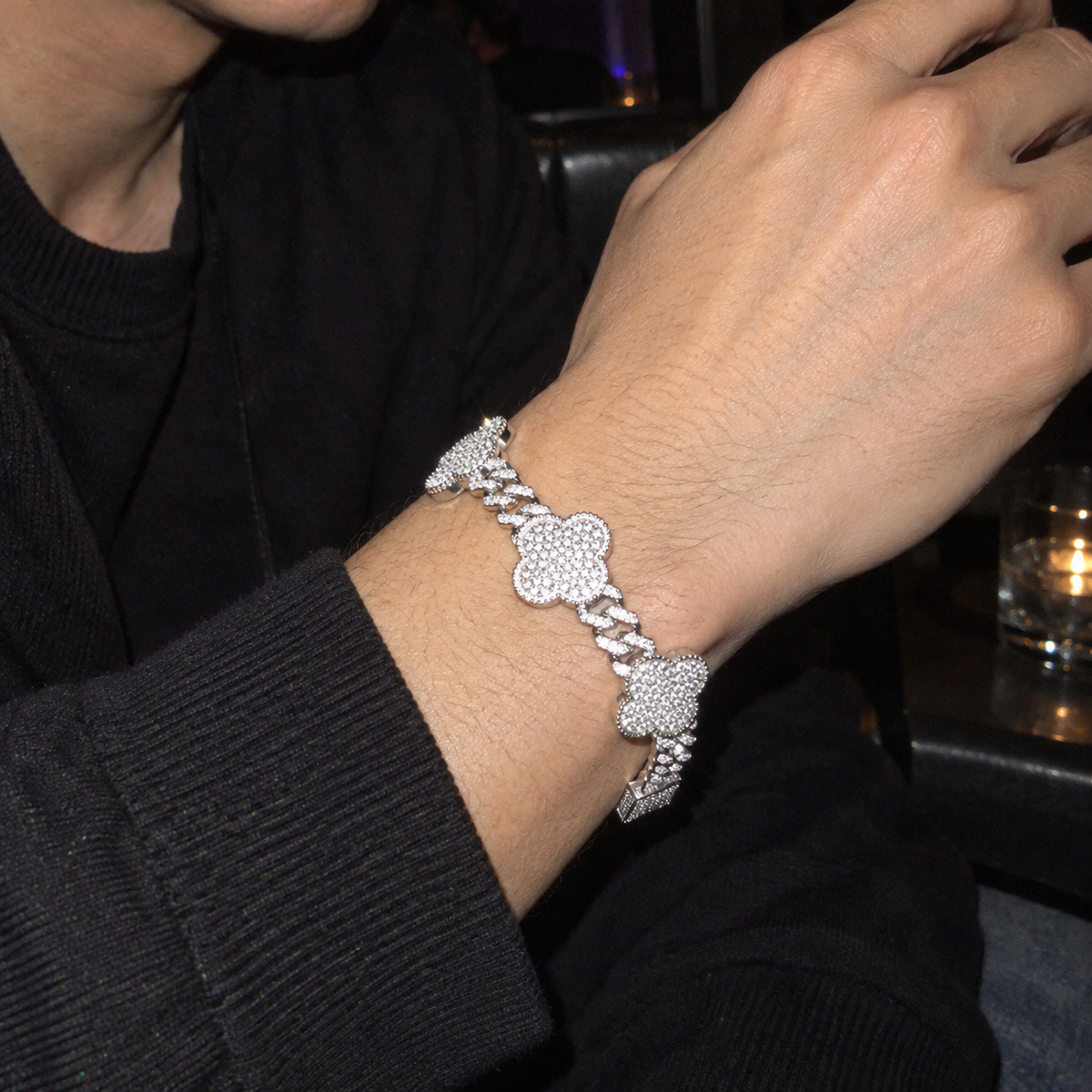 Ice07 Luxury Clover Chain BraceletのY2Kデジカメ風着用イメージ。アジア系男性を夜の室内でフラッシュ撮影
