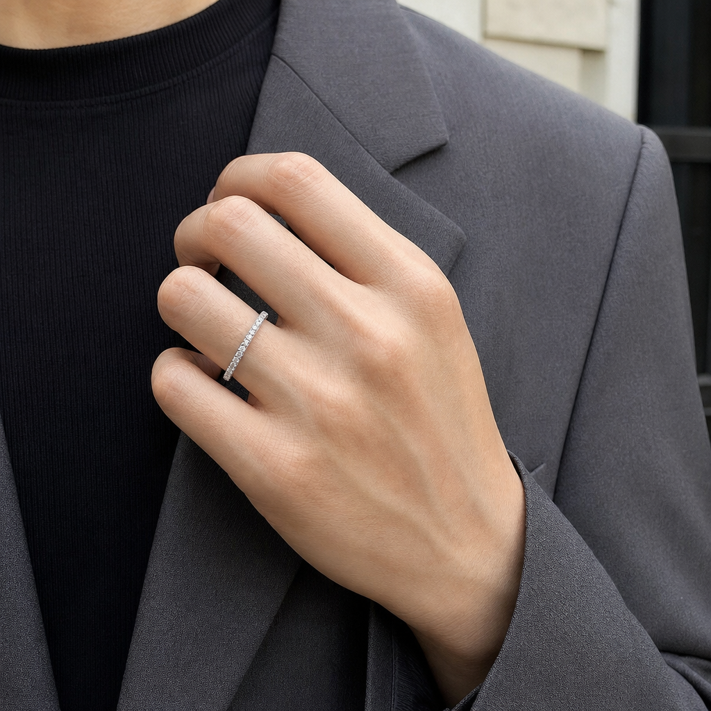 Ice08 Moissanite Tennis Ring 2mm シルバーを着用したアジア系男性の手元
