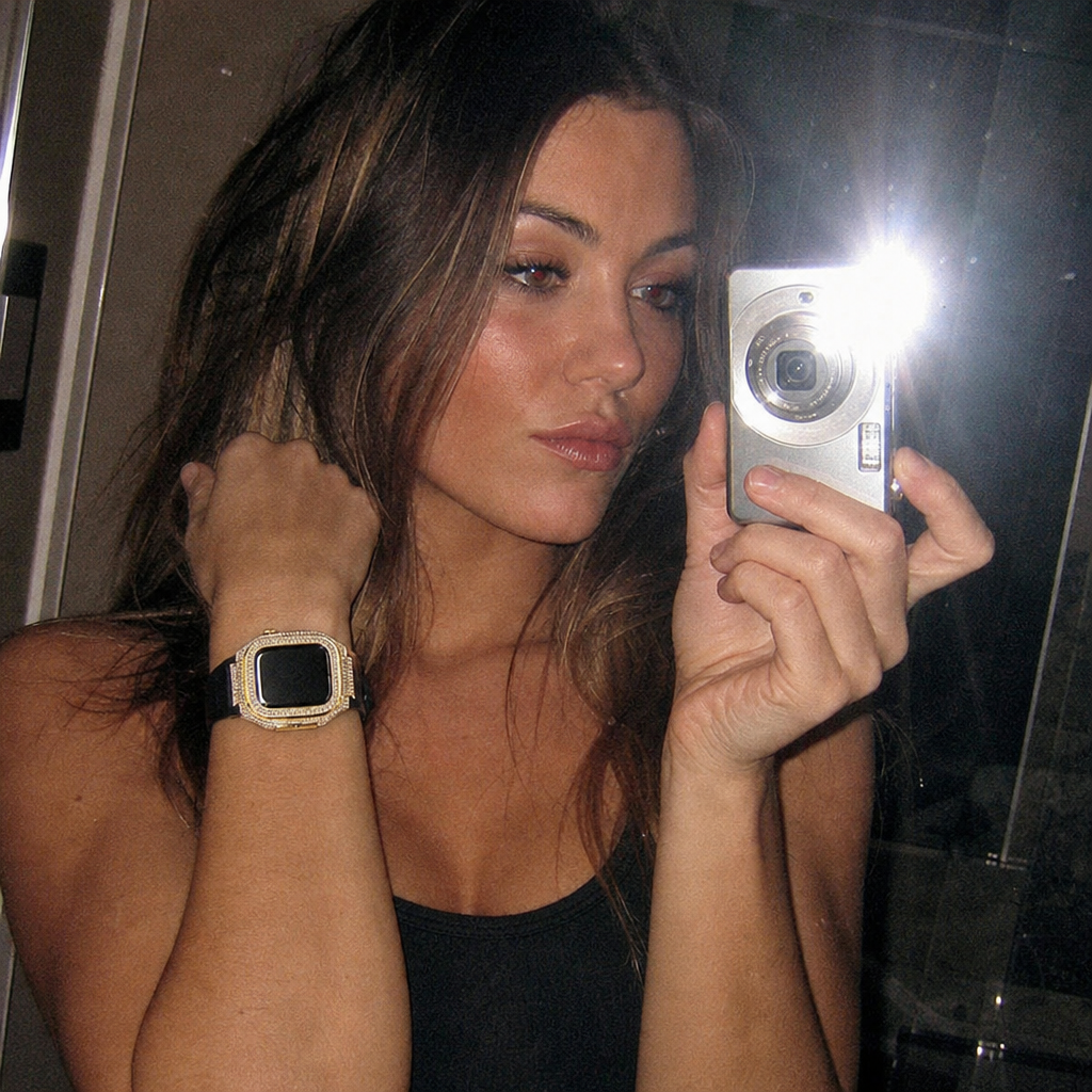 Ice10 Iced Out Apple Watch Case ゴールド×ブラックを着用したY2Kデジカメ風の女性