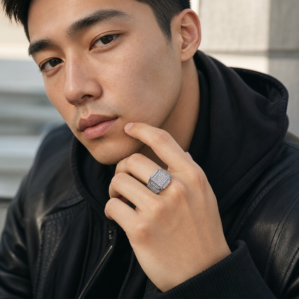 Ice12 Bling Iced Out Ring シルバーを着用したアジア系男性