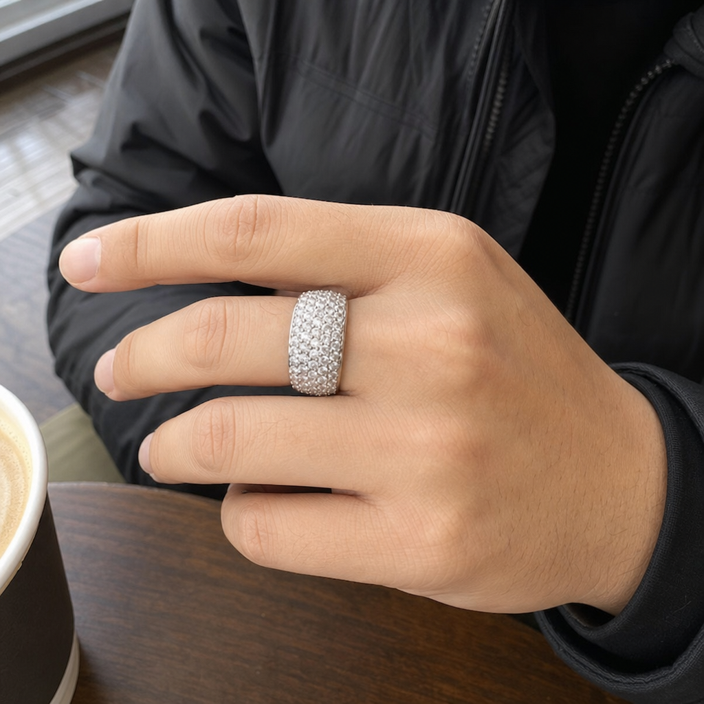 Ice13 Luxury CZ Ring シルバーを着用したアジア系男性の自然な手元UGC