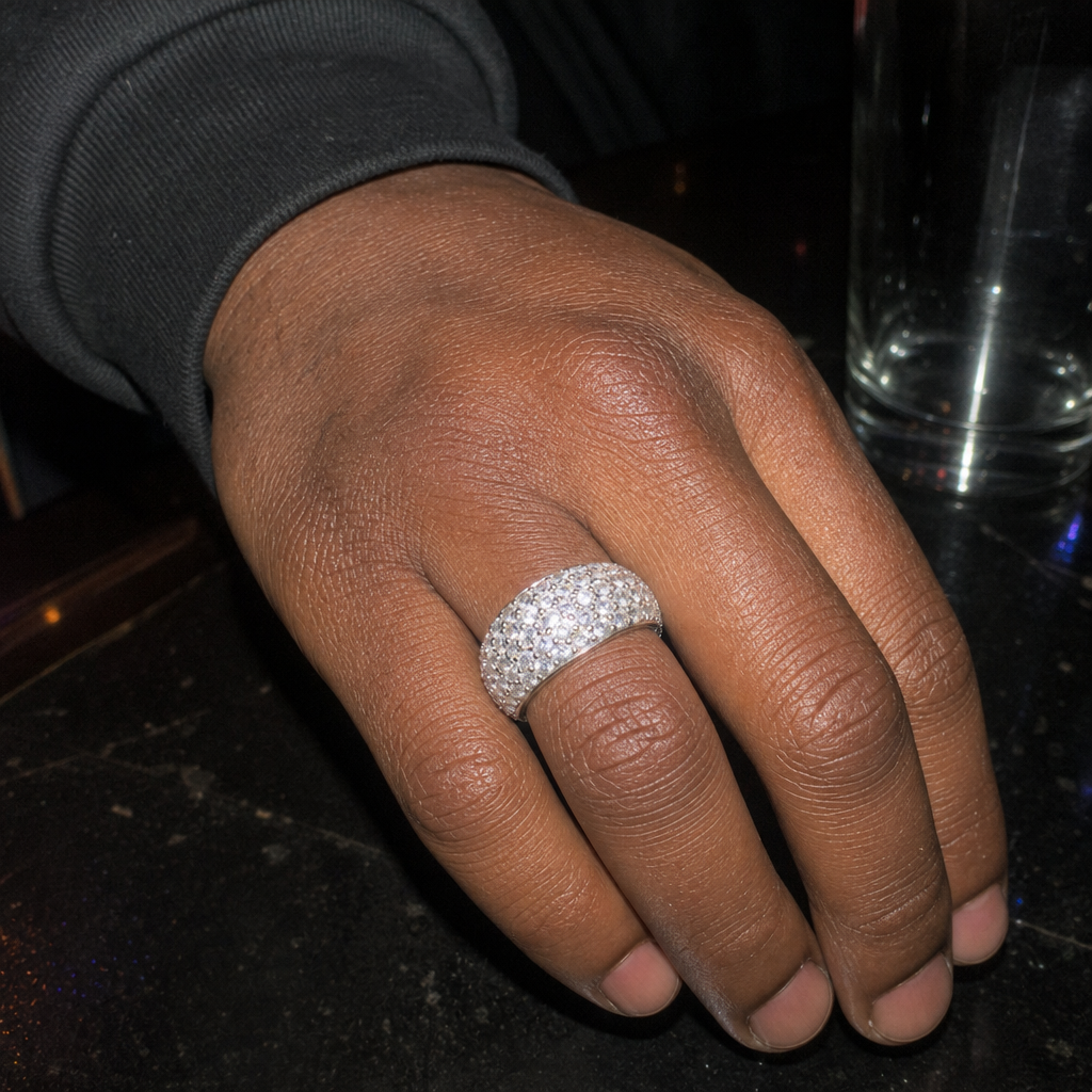 Ice13 Luxury CZ Ring シルバーを着用したY2Kデジカメ風の男性の手元UGC