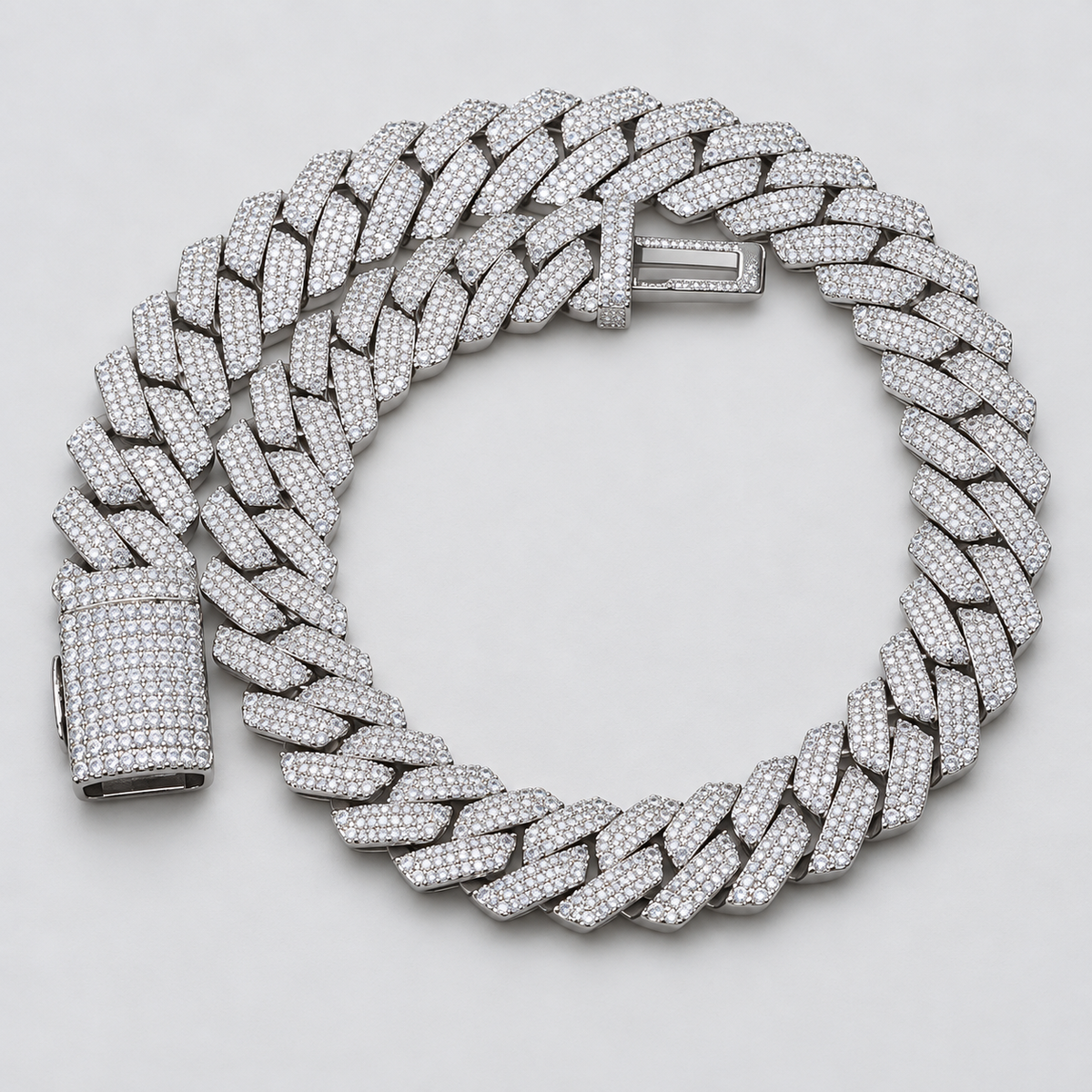 Ice48 Iced Out Miami Cuban Chain Necklace（20mm）の全体。明るい背景にシルバーカラーの幅20mmパヴェキューバンチェーン