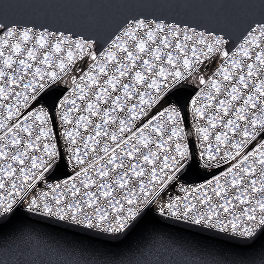 Ice48 Iced Out Miami Cuban Chain Necklace（20mm）のリンク表面の拡大。クリアストーンを敷き詰めたシルバーカラーのリンク
