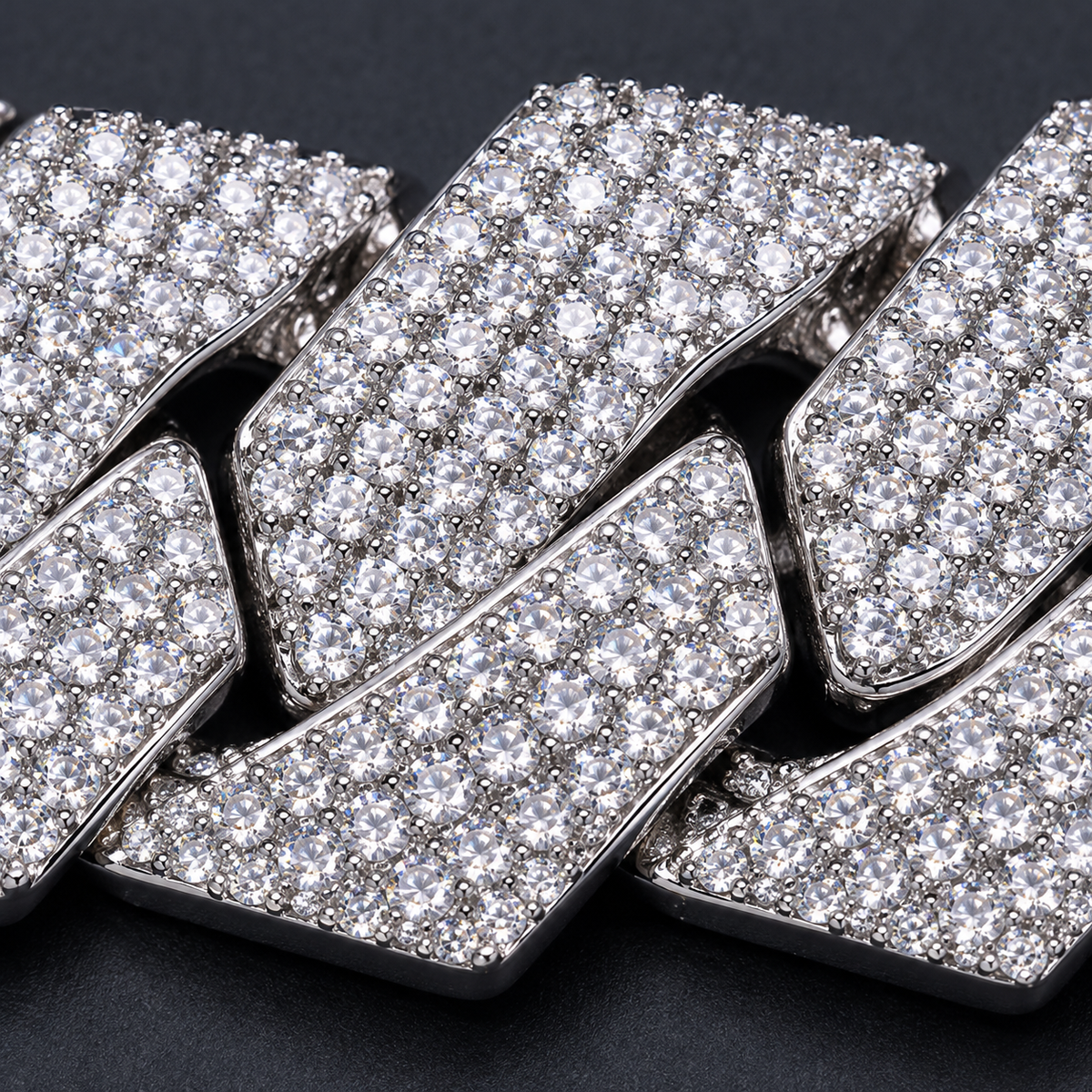 Ice48 Iced Out Miami Cuban Chain Necklace（20mm）のリンク表面の拡大。クリアストーンを敷き詰めたシルバーカラーのリンク