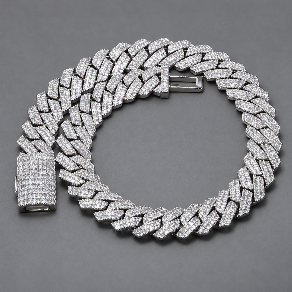 Ice48 Iced Out Miami Cuban Chain Necklace（20mm）のグレー背景での全体。幅広リンクとボックス型留め具