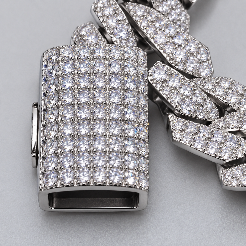 Ice48 Iced Out Miami Cuban Chain Necklace（20mm）の留め具の拡大。クリアストーンの付いた長方形のボックス金具