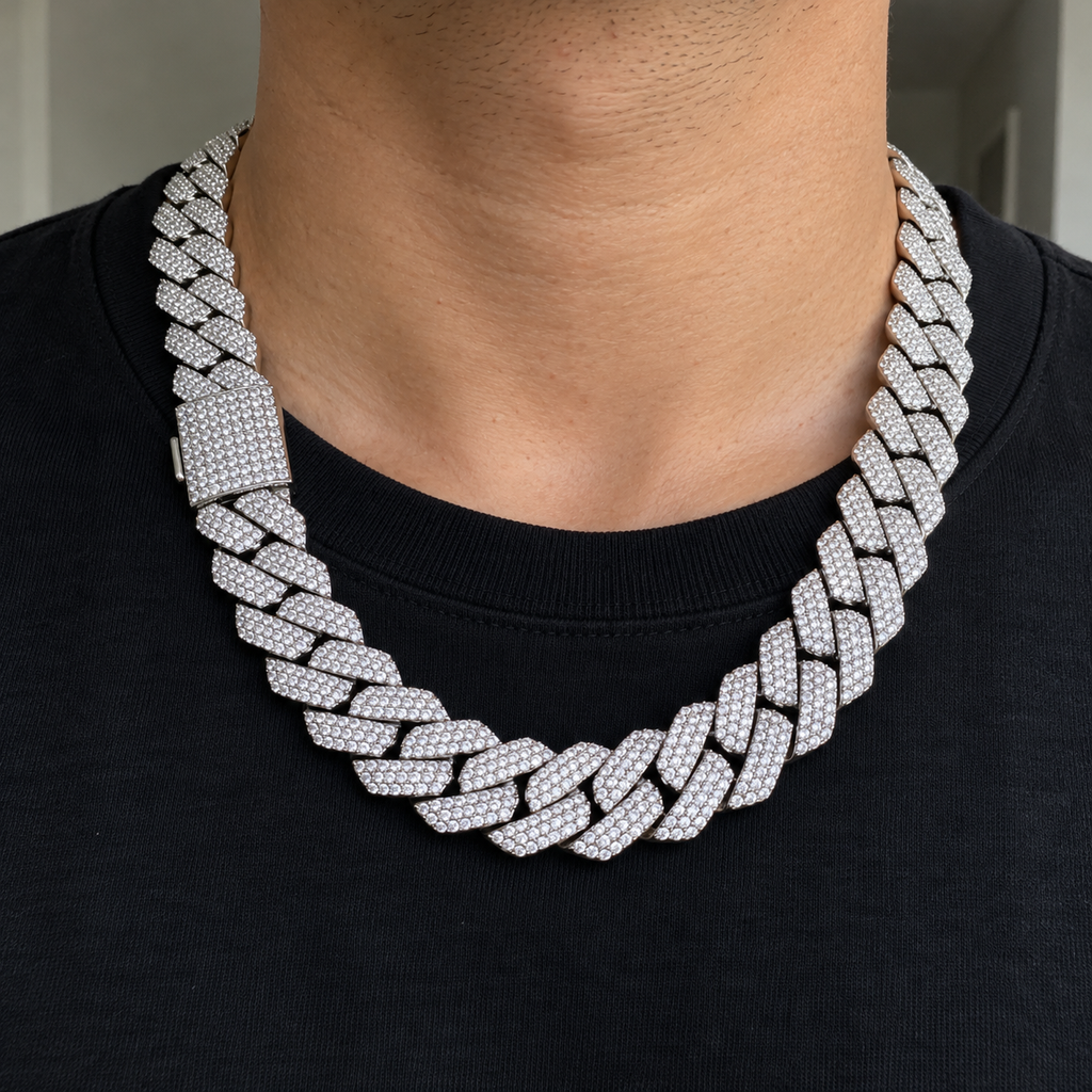 Ice48 Iced Out Miami Cuban Chain Necklace（20mm）の着用イメージ。黒いTシャツの首元にシルバーカラーの幅広ネックレス