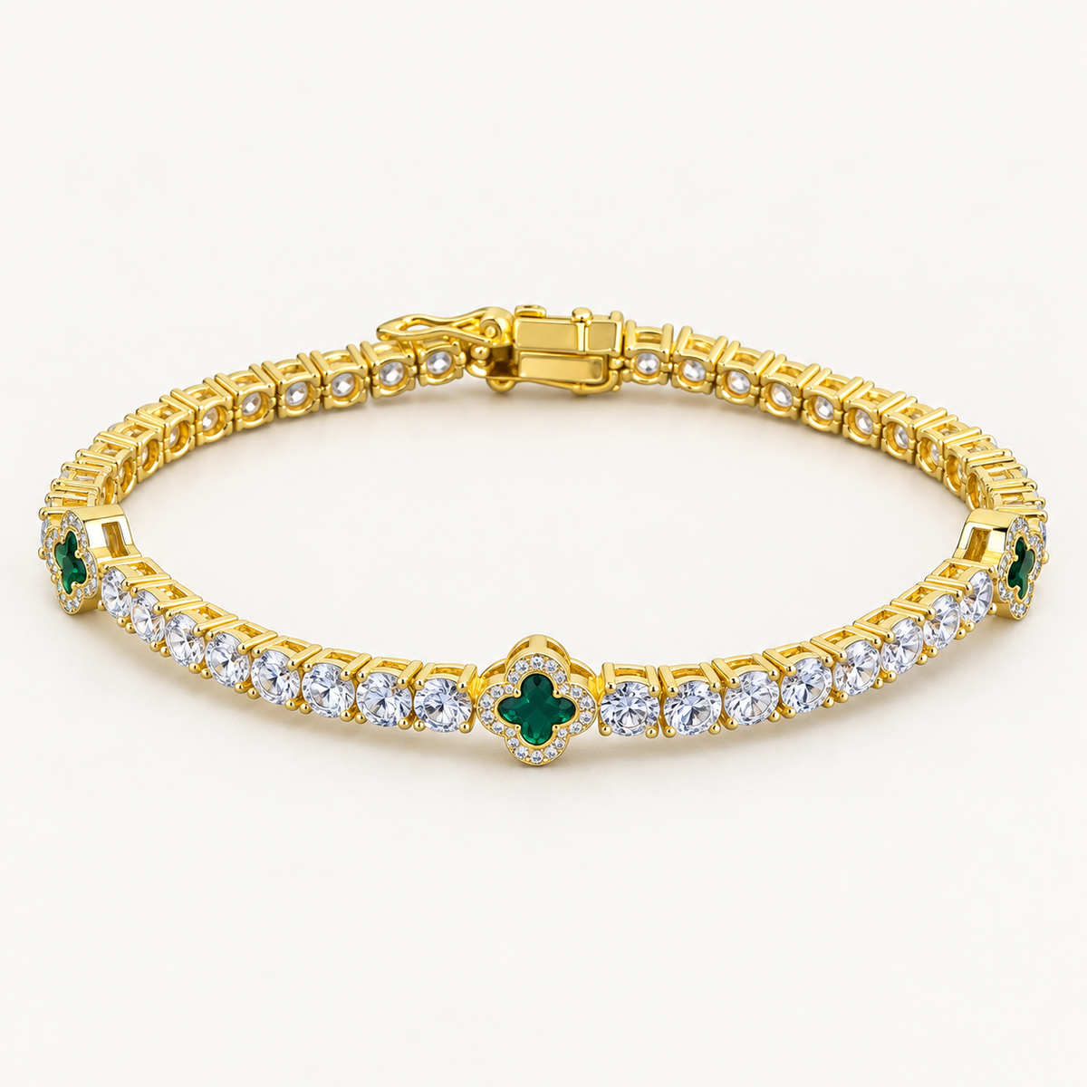 Ice63 Clover Tennis Chain Braceletの全体。ゴールドカラーのテニスチェーンにグリーンのクローバーモチーフ
