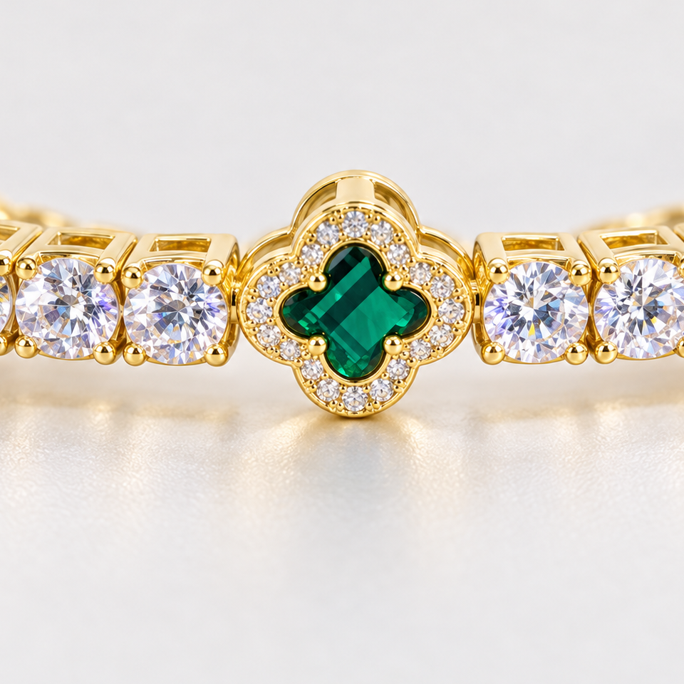 Ice63 Clover Tennis Chain Braceletのディテール。グリーンのクローバーと周囲のクリアストーン、ゴールドカラーの石座