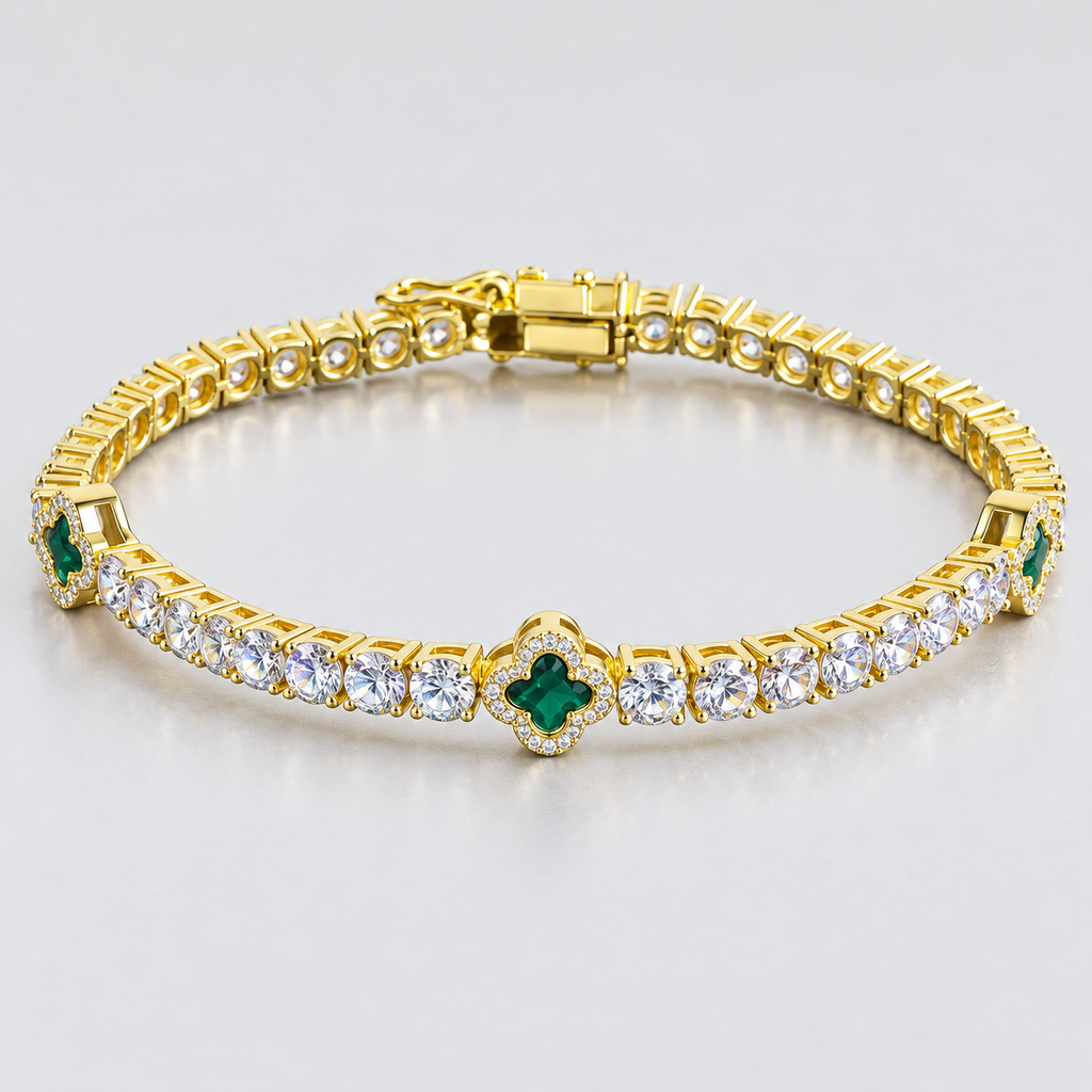 Ice63 Clover Tennis Chain Braceletの斜めから見た全体。石座の側面と奥にある留め具