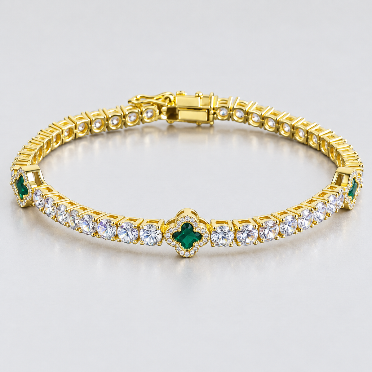 Ice63 Clover Tennis Chain Braceletの斜めから見た全体。石座の側面と奥にある留め具