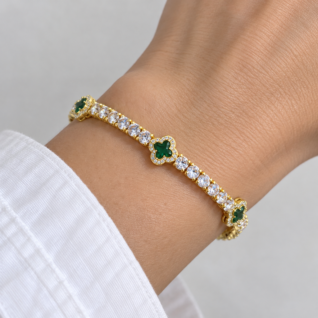Ice63 Clover Tennis Chain Braceletの着用イメージ。白い袖の手首にゴールドカラーとグリーンのクローバーブレスレット
