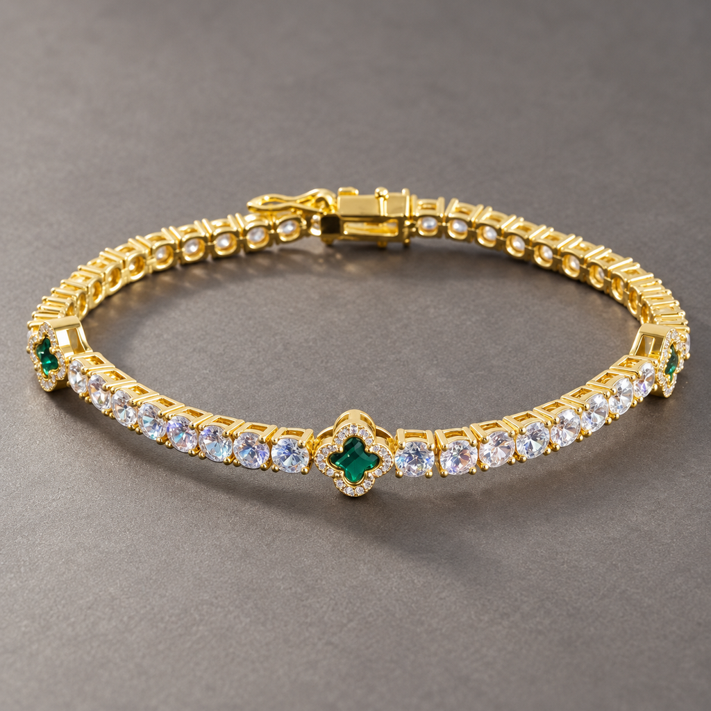 Ice63 Clover Tennis Chain Braceletのグレー背景での全体。グリーンのクローバーと一列に連なるクリアストーン
